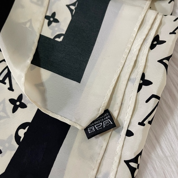 Louis Vuitton Monogram Silk Scarf.🍂🍁 - Picture 11 of 12